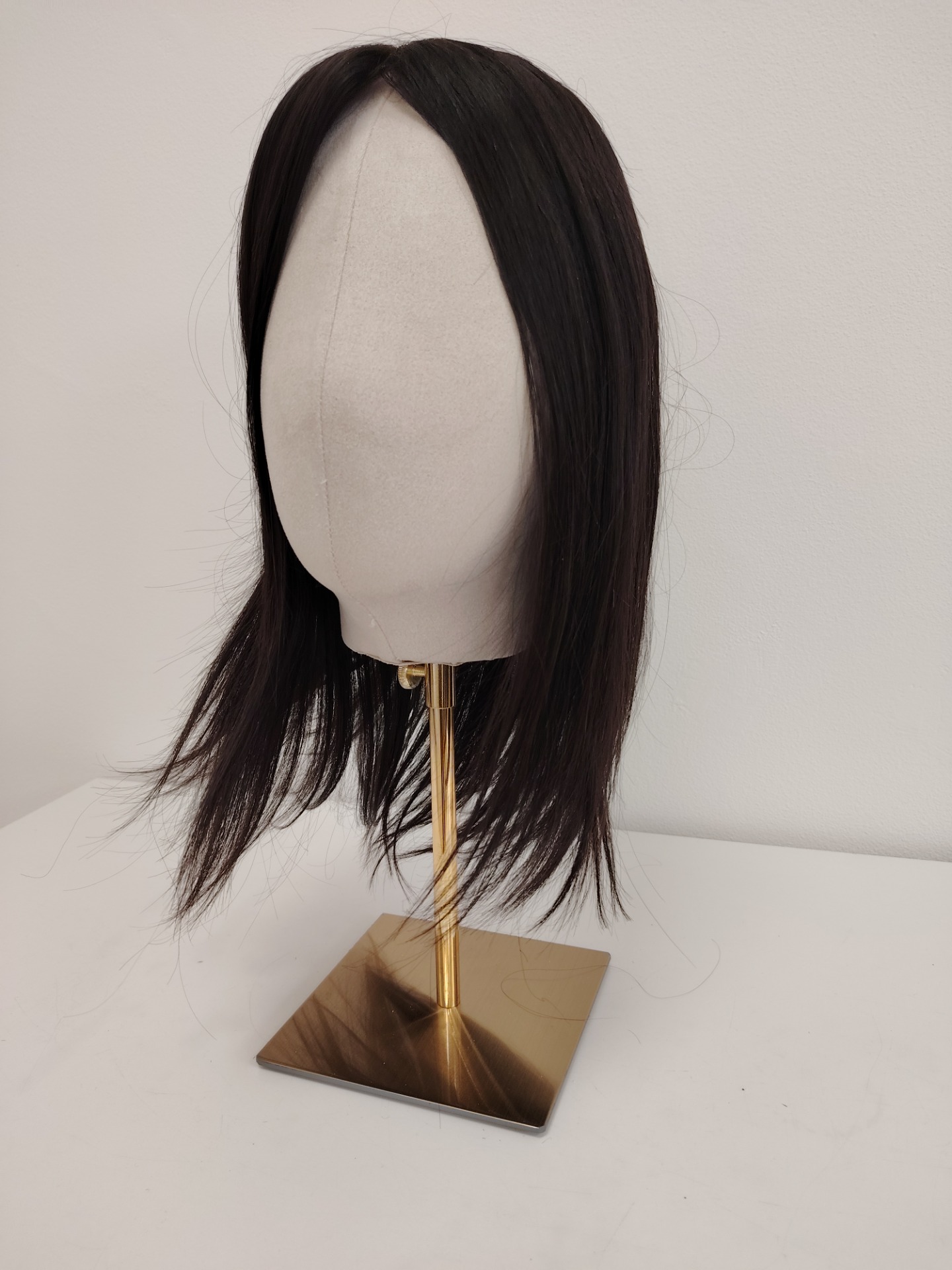 Tento prémiový vlasový topper ze 100% pravých panenských lidských vlasů je navržen tak, aby přirozeně zakryl prořídlou pěšinku a zároveň viditelně zahustil vlasy v horní části hlavy. Ideální volba pro ženy, které chtějí nenápadné, ale velmi účinné řešení bez kompromisů. Vlasy jsou nebarvené, v přirozeném odstínu tmavě hnědé, díky čemuž si zachovávají svou přirozenou strukturu, lesk a dlouhou životnost.